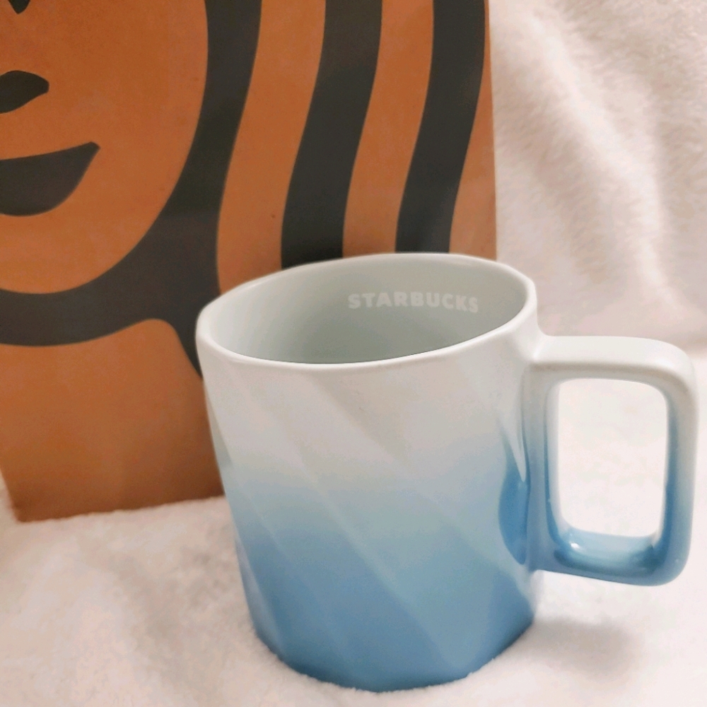 Starbucks 2021 spring blue ombre mug with handle